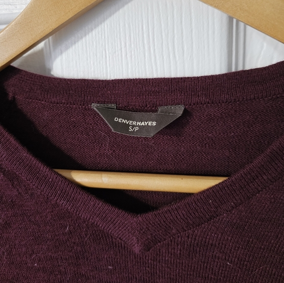 Denver Hayes red v neck - Picture 2 of 2